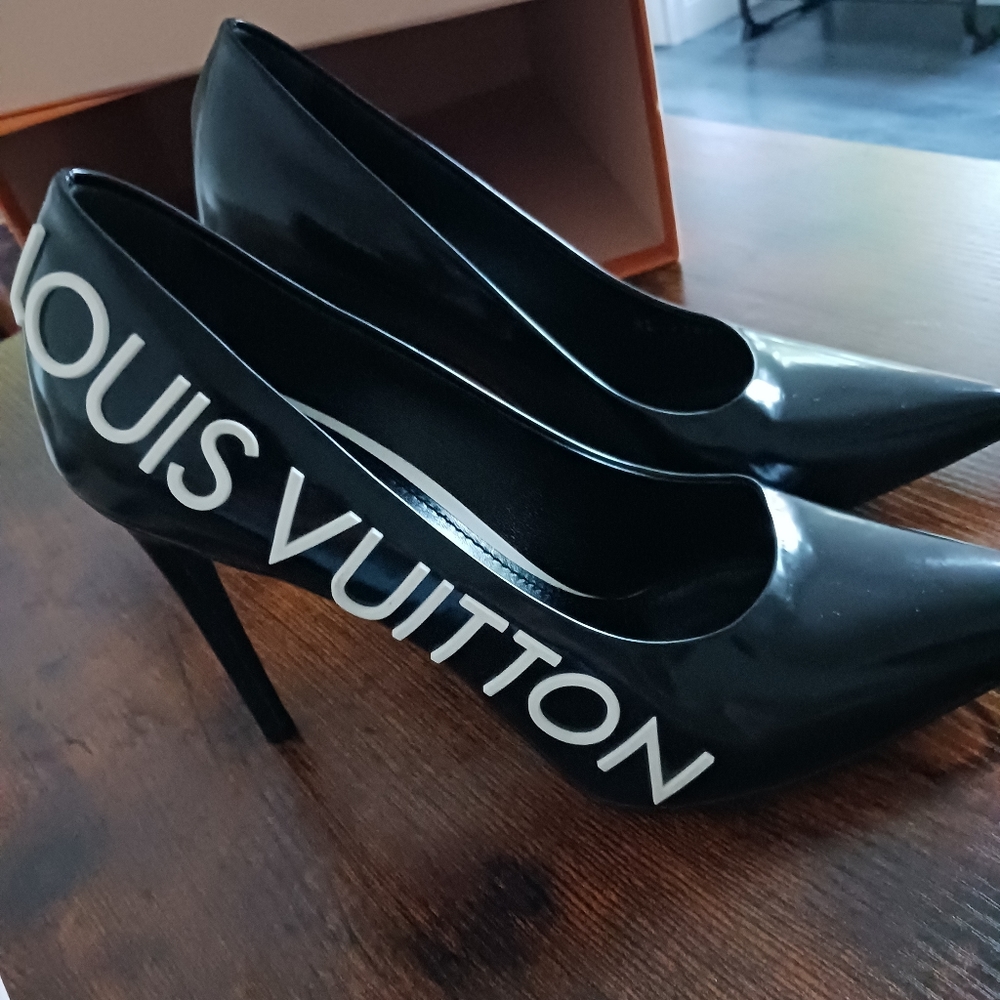 Louis Vuitton Call Back Pumps